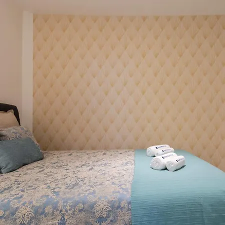 Apartment Cheerful Sunny Flat - Historical Center *